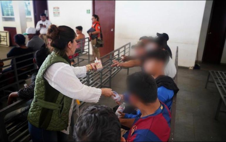 Autoridades les brindan a estas personas alojamiento, agua, alimentación y atención básica de salud. TWITTER/@INAMI_mx