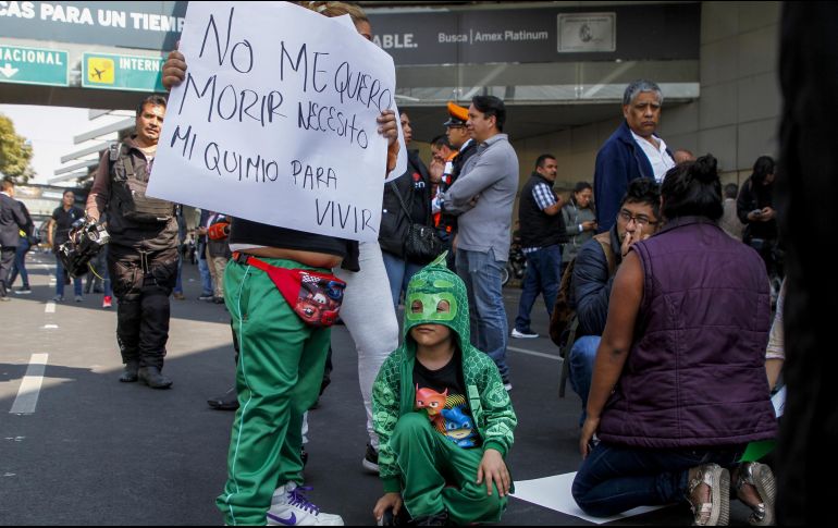 Los manifestantes advierten que si no los atiende personal de la Secretaría de Gobernación no se irán del Aeropuerto. NTX/J. Carrasco