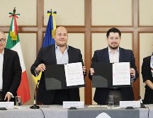 El gobierno de Jalisco y el Infonavit firmaron el convenio. TWITTER / @EnriqueAlfaroR