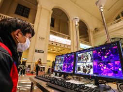 Para contener el brote, autoridades miden la temperatura de pasajeros en estaciones de trenes y aeropuertos de China. AFP/ARCHIVO