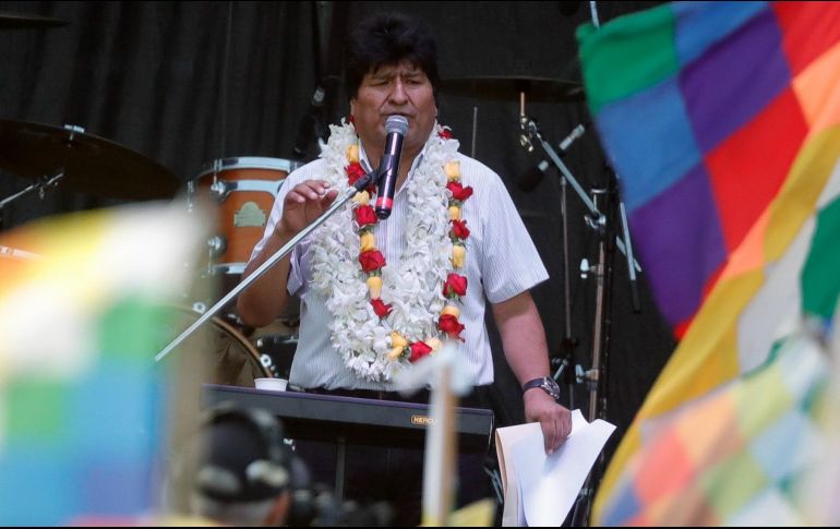 El ex presidente de Bolivia, Evo Morales, habla ante miles de personas en los festejos del Día Plurinacional de Bolivia en el estadio del Club Deportivo Español, en Buenos Aires. EFE/J. Roncoroni