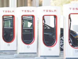 El dueño de Tesla, Elon Musk, podría obtener un bono en papel de 346 millones de dólares si mantiene por encima de esa cifra durante un periodo. BLOOMBERG