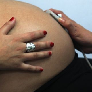 EU anuncia restricciones de visa a mujeres embarazadas