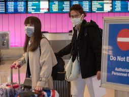 Pasajeros en el aeropuerto de Los Ángeles usan cubrebocas. Autoridades estadounidenses revisen a los pasajeros que llegan a esta terminal como medida para evitar la propagación del coronavirus. AFP/ARCHIVO