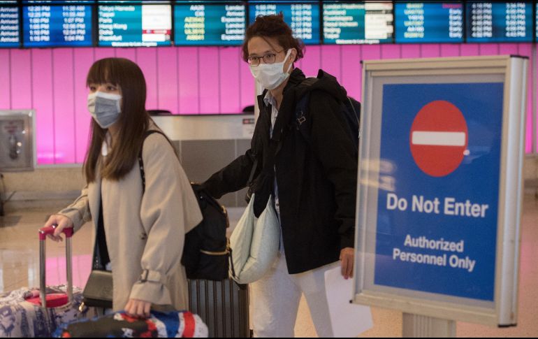 Pasajeros en el aeropuerto de Los Ángeles usan cubrebocas. Autoridades estadounidenses revisen a los pasajeros que llegan a esta terminal como medida para evitar la propagación del coronavirus. AFP/ARCHIVO