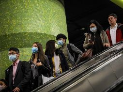 Habitantes de ciudades alrededor del mundo, como Hong Kong, toman medidas de prevención para evitar la propagación del coronavirus. AFP/V. Prakash