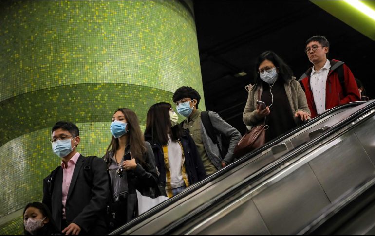 Habitantes de ciudades alrededor del mundo, como Hong Kong, toman medidas de prevención para evitar la propagación del coronavirus. AFP/V. Prakash