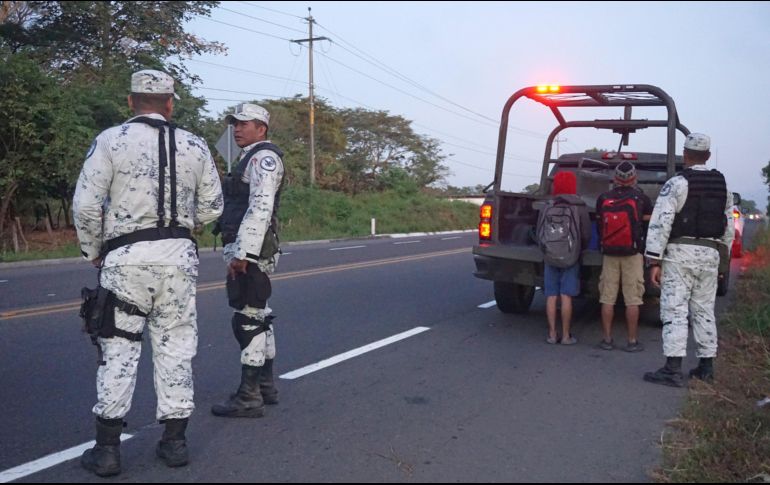 Miembros de la Guardia Nacional realizan operativos este miércoles para detener a migrantes en la ciudad de Tapachula, Chiapas. EFE/J. Blanco