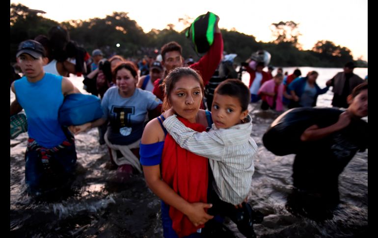 Migrantes cruzaron por el río Suchiate a Ciudad Hidalgo, Chiapas, desde la localidad guatemalteca de Tecún Umán. AFP/A. Estrella