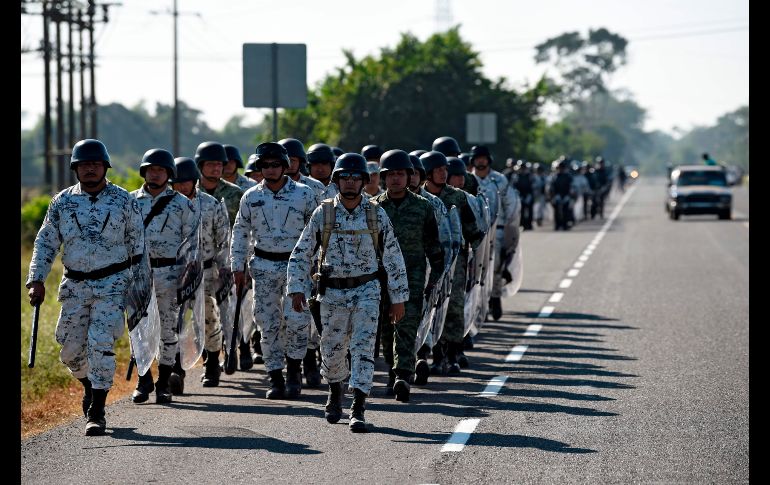 Elementos de la Guardia Nacional se despliegan por una carretera de Ciudad Hidalgo. AFP/A. Estrella