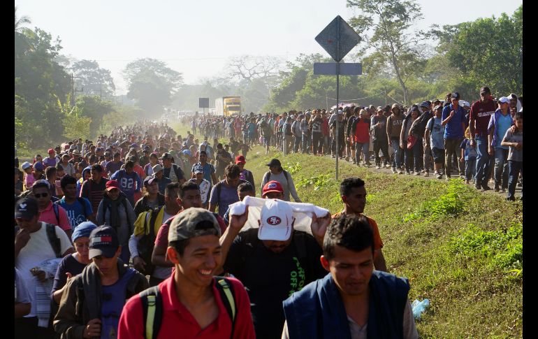 Cientos integrantes de a la llamada caravana migrante caminan por la localidad de Frontera Hidalgo, Chiapas. EFE/J. Blanco