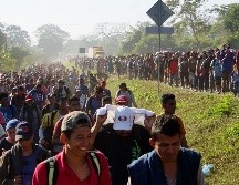 Cientos integrantes de a la llamada caravana migrante caminan por la localidad de Frontera Hidalgo, Chiapas. EFE/J. Blanco
