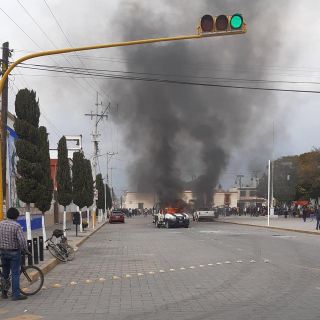 Apedrean la presidencia municipal y queman patrullas en Amozoc