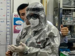 Los signos comunes de infección incluyen síntomas respiratorios, fiebre, tos y dificultad para respirar, detalla la OMS. AFP