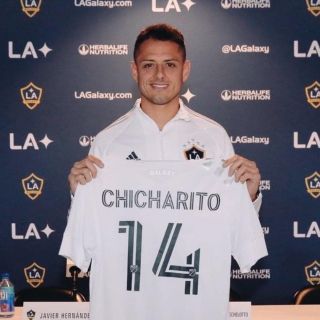 Javier "Chicharito" Hernández es presentado con LA Galaxy