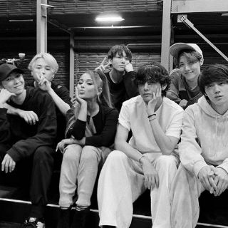Ariana Grande sorprende al lado de BTS