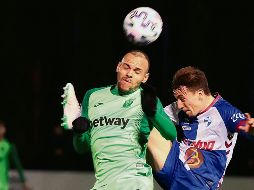 Reñido. El conjunto local vendió cara la derrota, aunque al final los visitantes avanzaron a Octavos.  EFE