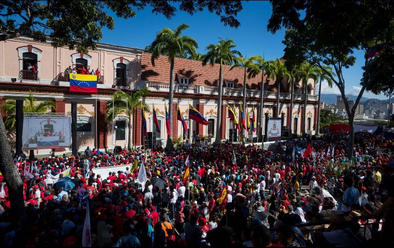 El presidente de Venezuela, Nicolás Maduro, habla ante cientos de seguidores durante un acto público en Caracas. EFE/M. Gutiérrez