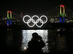 Los aros olímpicos quedaron iluminados en un acto que incluyó un espectáculo de fuegos artificiales que adornaron el cielo tokiota para marcar la ocasión. AP/J. Hong