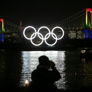 Encienden enormes aros olímpicos a seis meses de que inicien los JJOO
