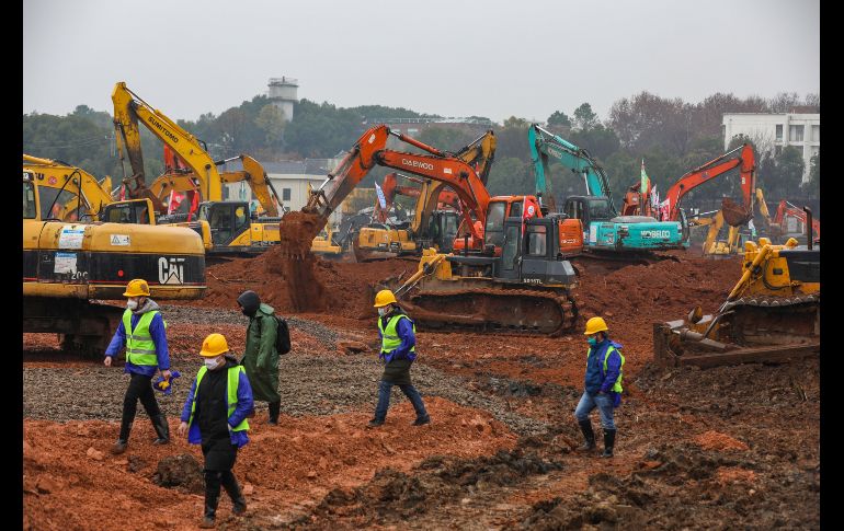 Un ejército de trabajadores y maquinaria se observan en el sitio de construcción en Wuhan. EFE/Y. Zheng