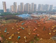 Un ejército de trabajadores y maquinaria se observan en el sitio de construcción en Wuhan. AFP