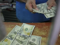 El billete verde se adquirió en un mínimo de 17.70 pesos en bancos capitalinos. EL INFORMADOR/ARCHIVO