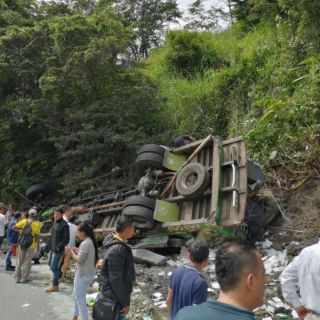 Mueren ocho personas tras volcadura de autobús en Colombia