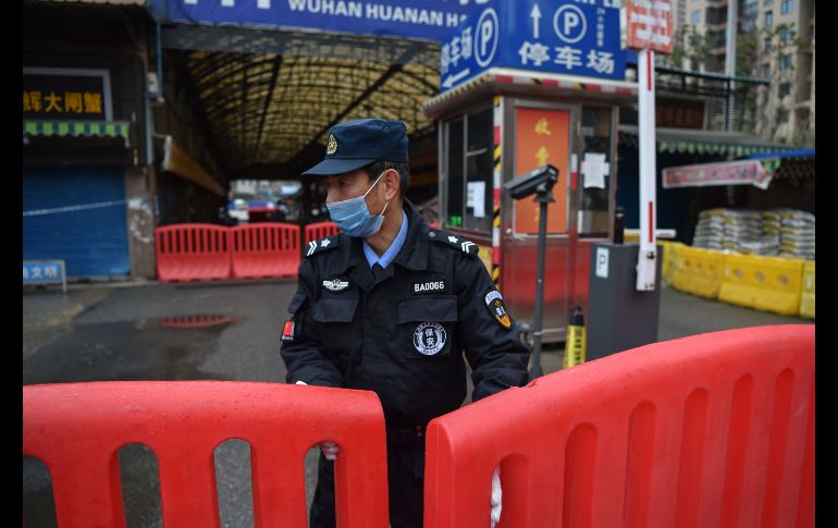 El mercado de Huanan, punto donde se cree que comenzó el contagio del virus, permanece cerrado. AFP/H. Retamal