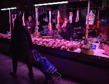 Pocos clientes llegan a un mercado. AFP/H. Retamal