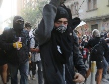 Manifestantes se enfrentan a las Fuerzas Especiales de Carabineros este viernes en los alrededores de la Plaza Italia, en Santiago. EFE/A. Valdéz