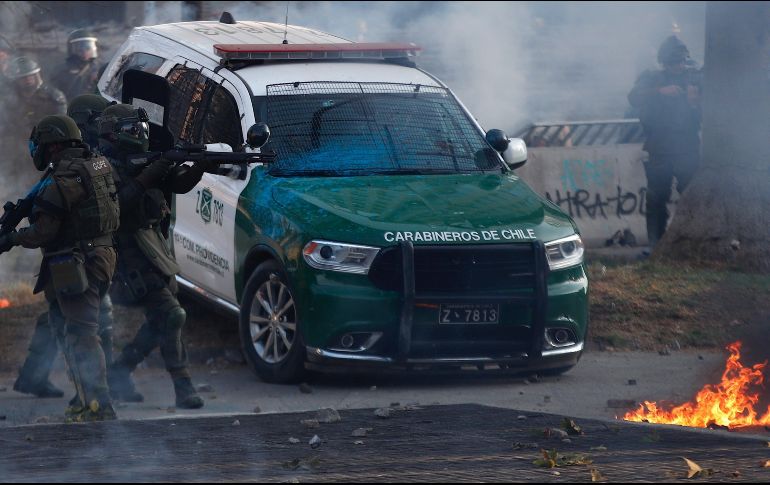 Manifestantes se enfrentan a las Fuerzas Especiales de Carabineros este viernes en los alrededores de la Plaza Italia, en Santiago. EFE/A. Valdéz