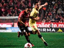 Omar Mendoza (izquierda) protagonizó la jugada polémica del partido con una mano involuntaria que fue marcada como penal, aunque después el VAR rectificó. AFP/G. Arias