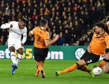 Al minuto seis, el belga Michy Batshuayi (D) abrió el marcador para los azules que hoy jugaron de blanco. AFP / P. Ellis