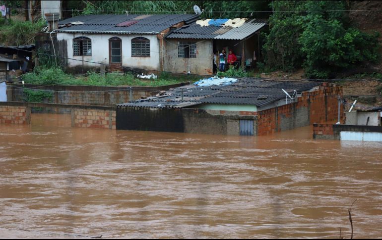 Sólo los techos de algunas viviendas se alcanzan a vislumbrar en las zonas inundadas. AP/F. Tavares