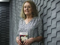 Creadora. La escritora es originaria de Normandía (Francia) y sostiene en sus manos el libro “La mujer helada” (“La femme gelée”, título original). EL INFORMADOR / F. Atilano