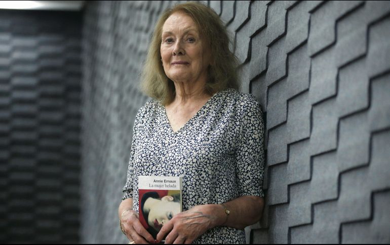 Creadora. La escritora es originaria de Normandía (Francia) y sostiene en sus manos el libro “La mujer helada” (“La femme gelée”, título original). EL INFORMADOR / F. Atilano