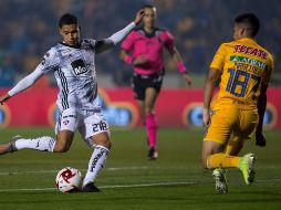 Juan Martinez (d), de Tigres, disputa el balón con Angel Márquez, (i) de Atlas, durante el encuentro del sábado. EFE/M. Sierra