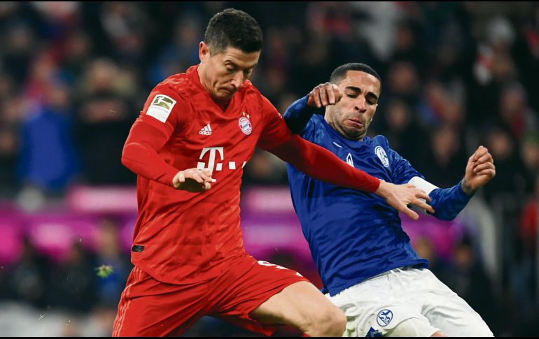 Lewandowski. El atacante polaco (izq.) encabeza la tabla de los mejores goleadores del torneo.  AFP