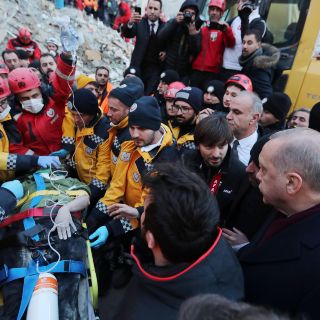 Turquía busca a contrarreloj a las víctimas del terremoto de 6.8 grados