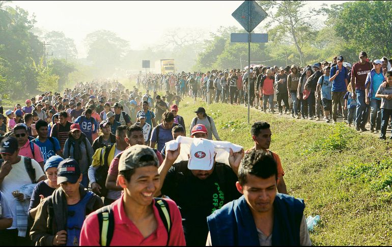 POR EL “SUEÑO AMERICANO”. Cientos de centroamericanos de la llamada caravana migrante llegaron en días pasados a la localidad de Frontera Hidalgo, en Chiapas, con la intención de llegar al Norte de México. EFE