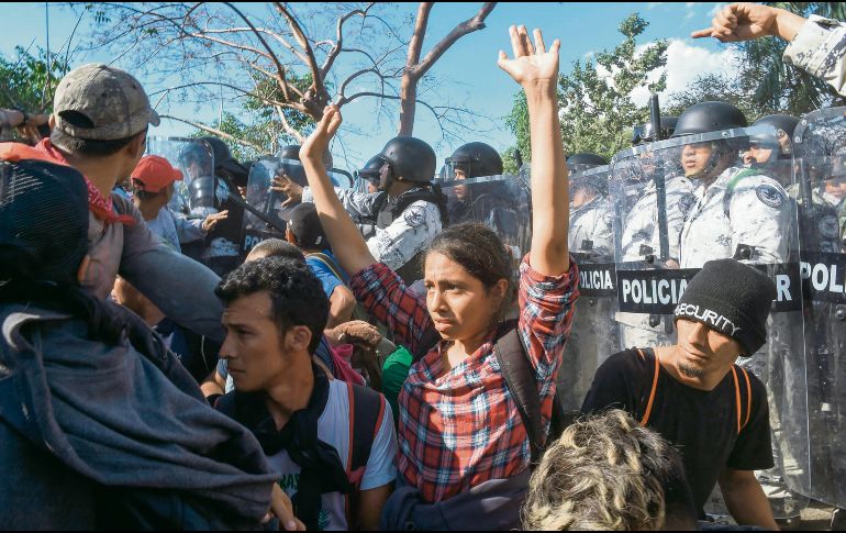 Choque. Guardias nacionales y migrantes se enfrentan ante el intento de los extranjeros por adentrarse en Chiapas. AFP