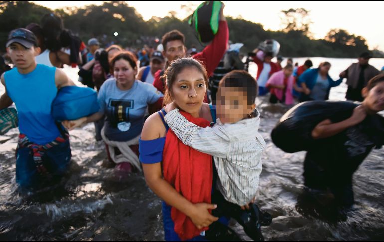 En familia. Hondureños cruzan el Río Suchiate, desde Tecún Umán, Guatemala, hacia Ciudad Hidalgo, Chiapas, en busca de oportunidades. AFP