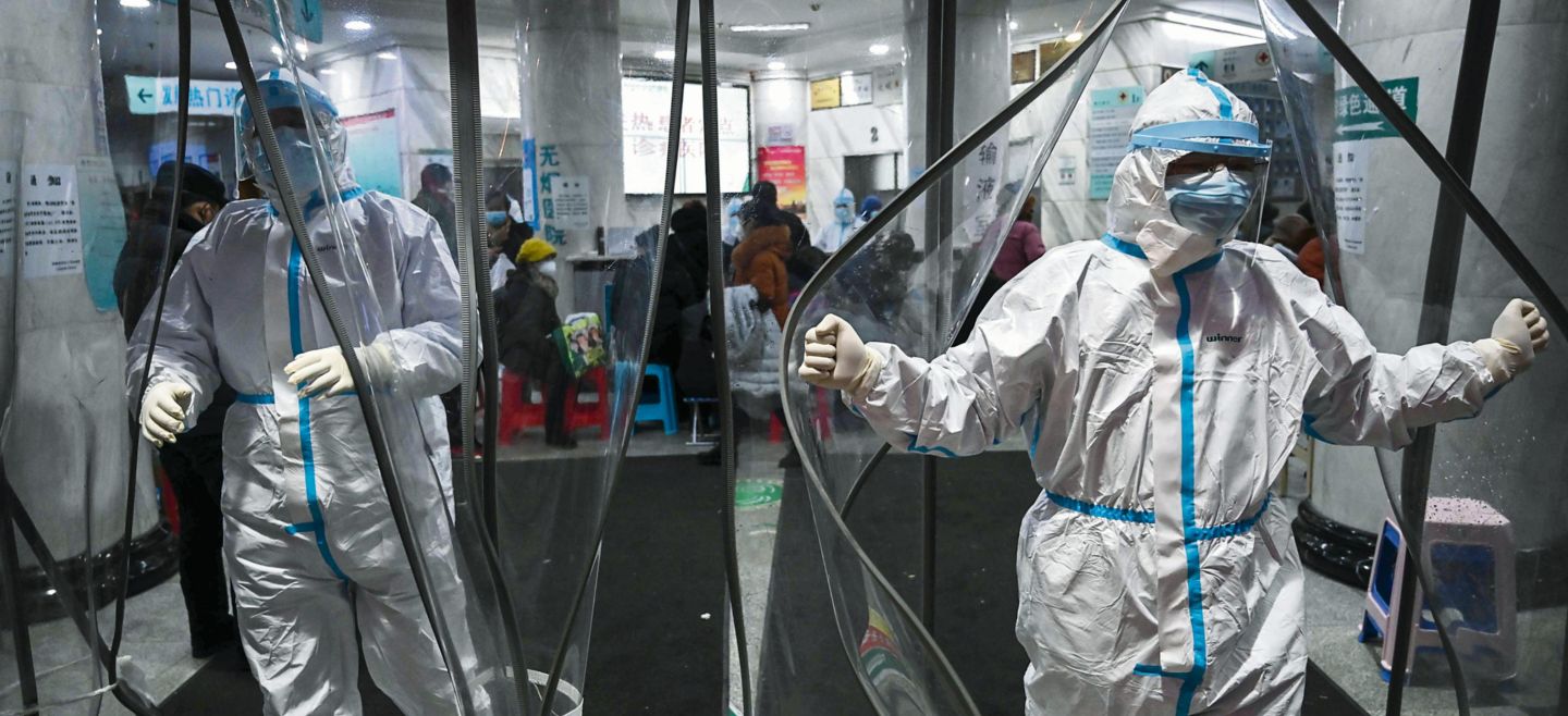 ALTA PRIORIDAD. Personal médico especializado contra el virus trabaja en un hospital de Wuhan. AFP
