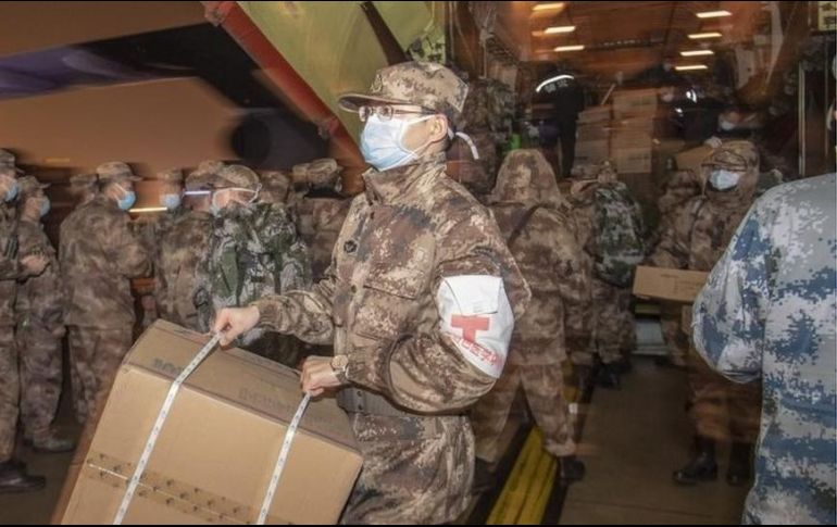Operativo. Militares distribuyen suministros médicos en la Provincia de Hubei. EFE
