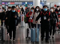 Varios aeropuertos de EU están en alerta por las autoridades sanitarias, que revisan a los pasajeros que llegan ante el temor a una propagación del coronavirus. EFE / W. Hong