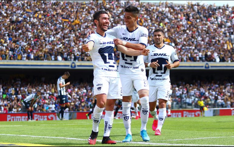 Jugadores de Pumas celebran su triunfo ante Toluca. IMAGO7 / A. Suárez