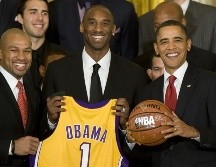 En la foto Obama posó junto a Kobe Bryant en enero 2010 luego de recibir a los Lakers campeones de 2009. AFP / ARCHIVO