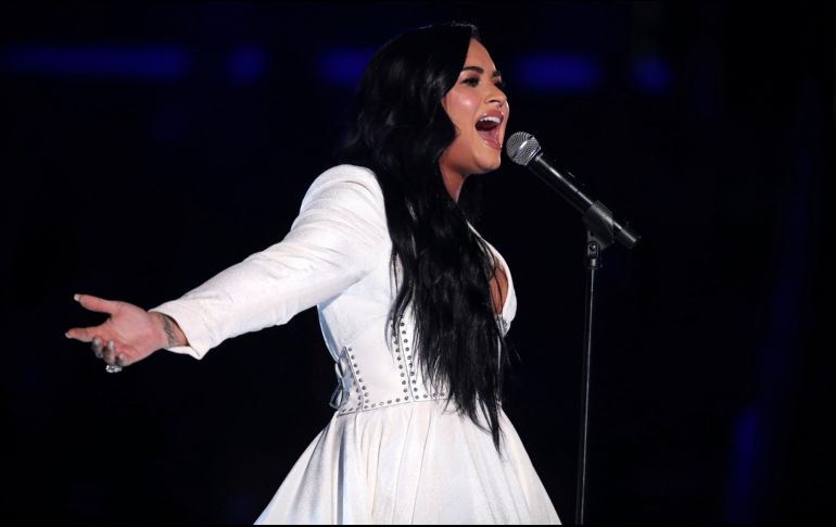 Al final de actuación de Lobvato, el público de los Grammy se puso en pie y aplaudió emocionado a la artista durante varios segundos. AP / M. Sayles