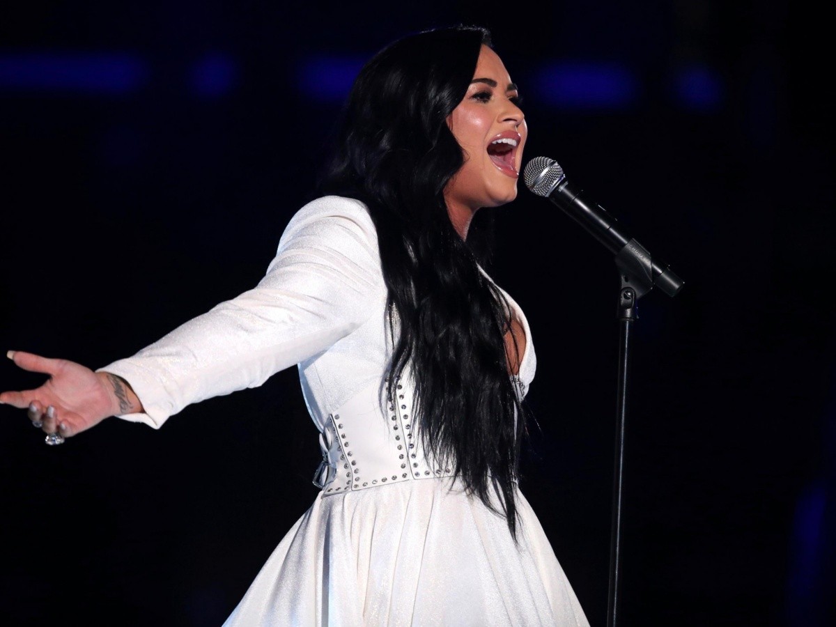  Demi Lovato pone a los Grammy en pie en su regreso a los escenarios